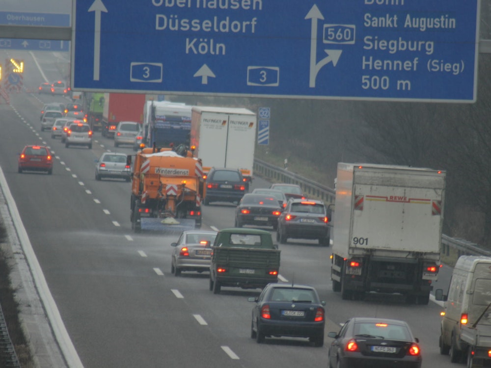 Die A3 im Bereich des Autobahndreiecks Bonn/Siegburg auf einer undatierten Aufnahme.