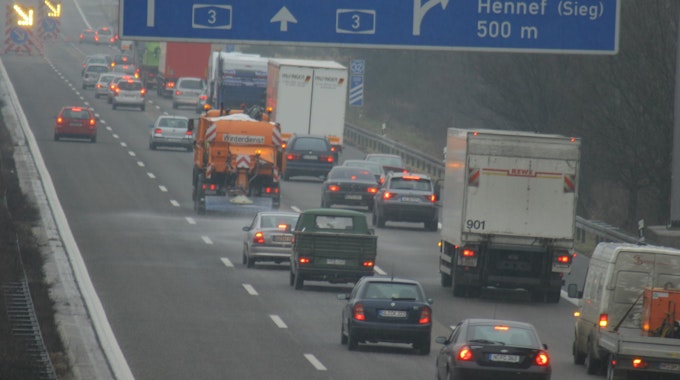 Die undatierte Aufnahme zeigt einen Abschnitt der Autobahn A3 im Rheinland mit dem Abzweig zur A560. Der Verkehr wird hier auf eine Spur umgeleitet.