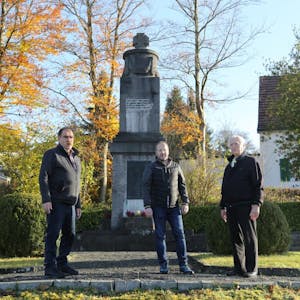Das Oberwiehler Denkmal ist für Dieter Döhl, Timo Kuhn und Udo Kolpe (v.r.) ein Zeugnis der Dorfgeschichte.
