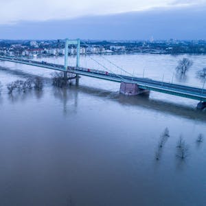 Mülheimer Brücke im Hochwasser