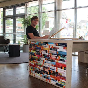 Bibliotheksleiter Werner Wieczorek im neuen Lesecafé der Stadtbibliothek.