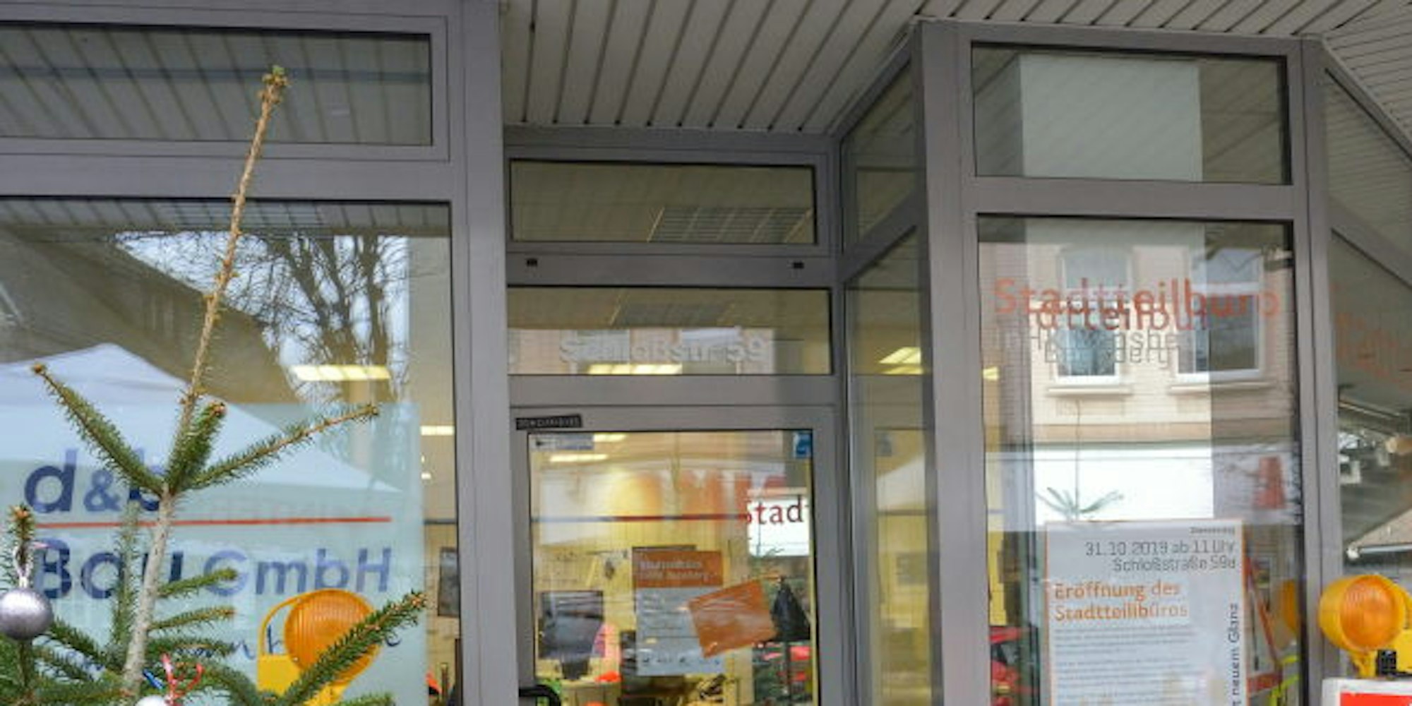 Im Ladenlokal an der Schloßstraße in Bensberg gibt es ein  mobiles Bürgerbüro der Stadt. Anders als das Bürgerbüro in der Stadtmitte kann es auch ohne Termin aufgesucht werden.