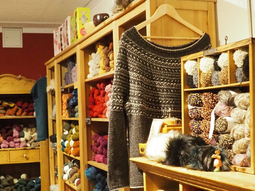 „One Sitch beyond“ heißt das Geschäft von Tommy Mewes und Karin Engel-Mewes. Sie verkaufen Wolle und Lederwaren.