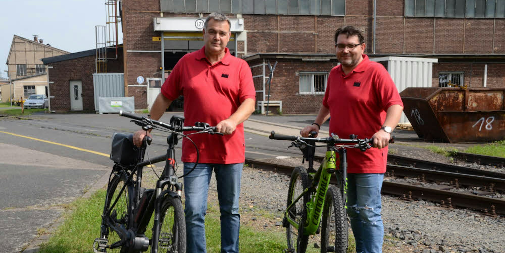 Mit dem Rad zur Arbeit bei Mannstaedt fahren auch Harald Müßeler (l.) und Waldemar Adolf , beide im Betriebsrat.