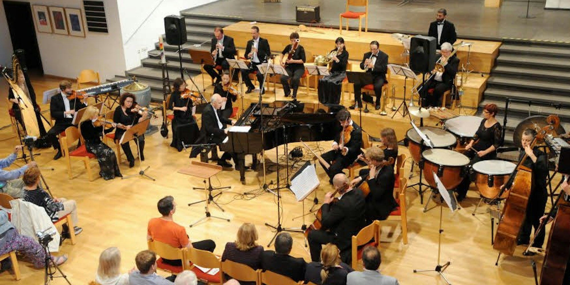 Das Orchester zeigte mit einer Musik, die Elemente aus Orient wie Okzident, aus Pop und Klassik enthielt, seine große Bandbreite.