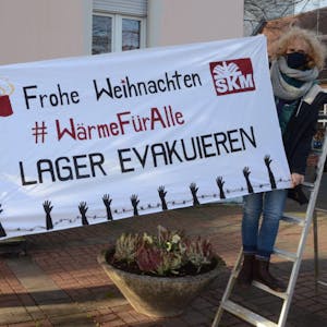 Lockdown in Deutschland, katastrophale Lage auf Lesbos: „Wärme für Alle“ fordern Angelika Zeller (links) und Birgit Eisinger.