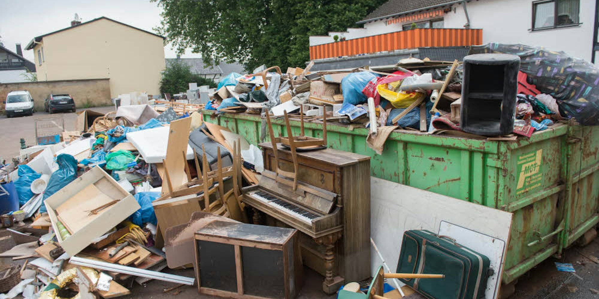 Auch ein Klavier wurde nach dem Hochwasser in Kommern ausrangiert. Der Arenbergplatz glich zeitweise einer Müllhalde.