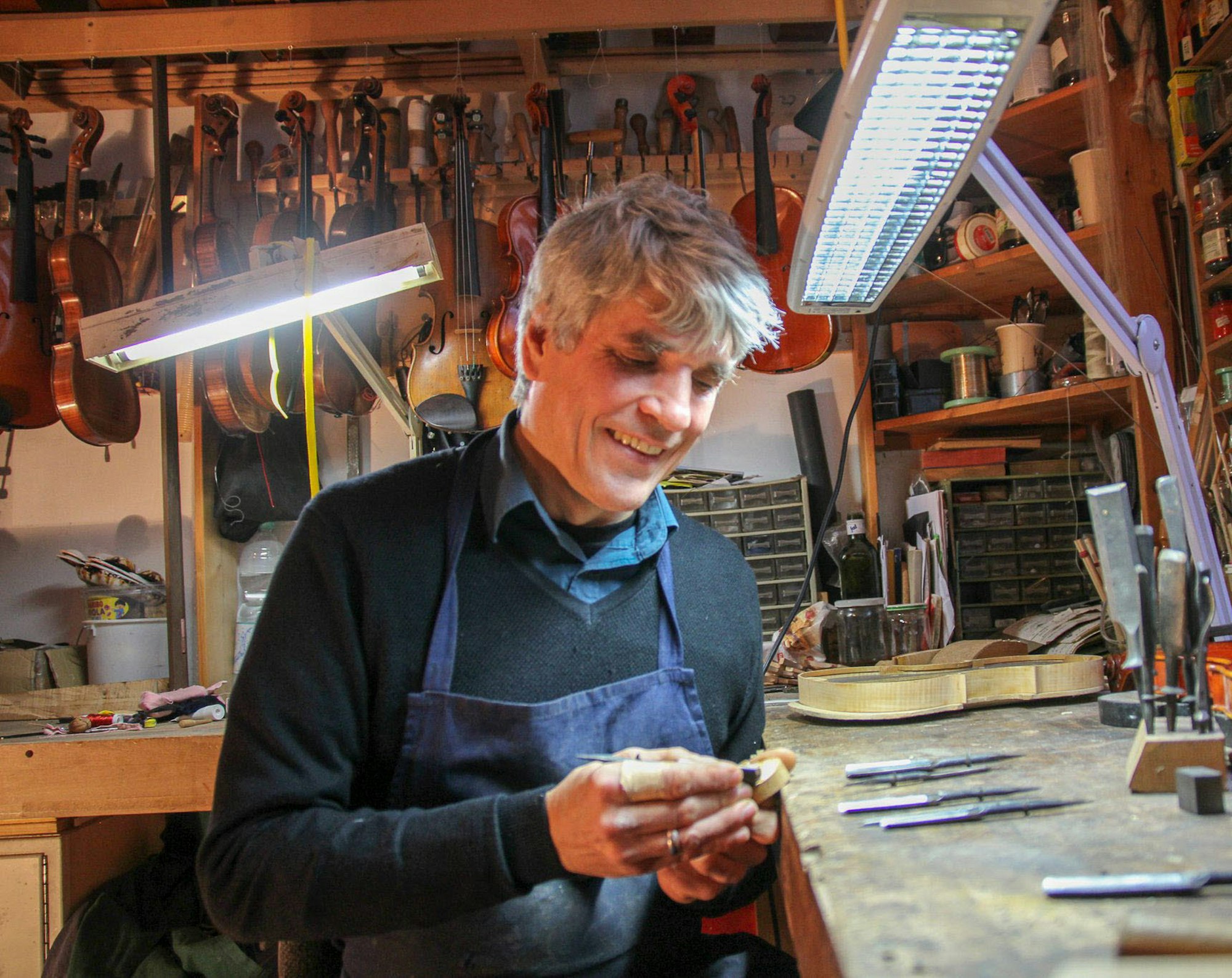 Markus von Wrochem baut am liebsten selbst Geigen. Meist repariert er Instrumente, die ihm gebracht werden.