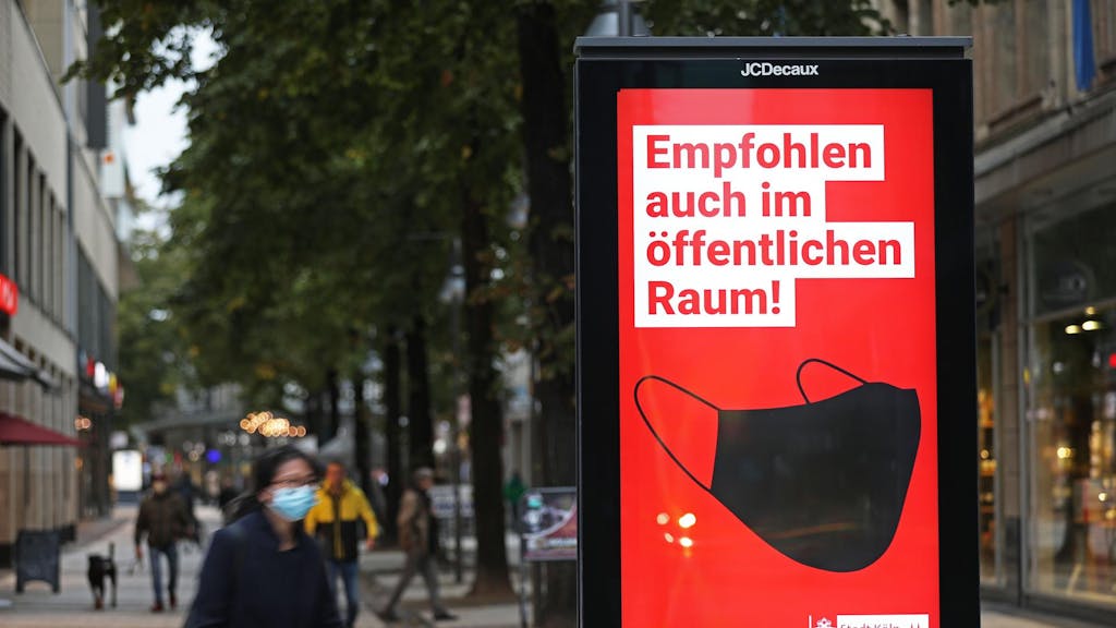 Werbetafel wirbt für das Tragen von Schutzmasken im öffentlichen Raum. In Deutschland ist die bundesweite Corona-Inzidenz wieder deutlich angestiegen.