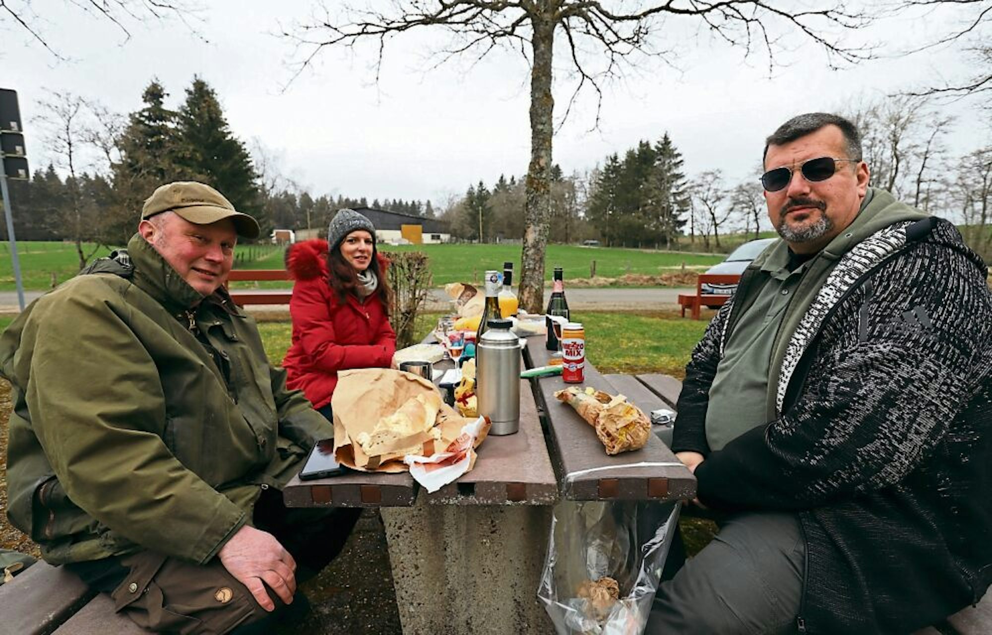 Seit einem Jahr frühstücken Wolfgang Weber (v.l.), Nicole Brahm und Sascha Brahm aus Bonn jeden Sonntagmorgen auf dem Wanderparkplatz am Hollerather Knie.