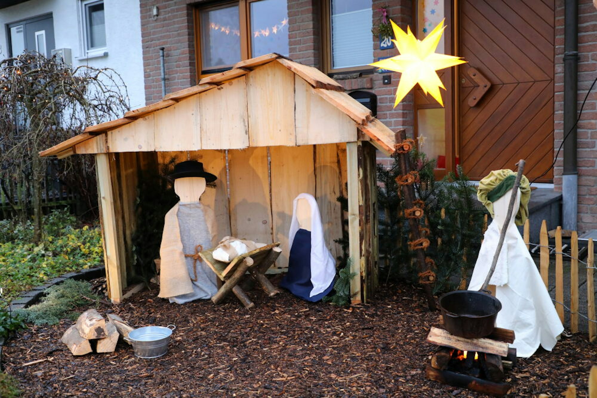 Das Jesuskind im Stall: Ein Krippe ist in Großschwamborn in einer Hauseinfahrt zu sehen.