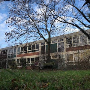 Das Gebäude am Holzheimer Weg (Bild links) und die Förderschule in der Soldiner Straße