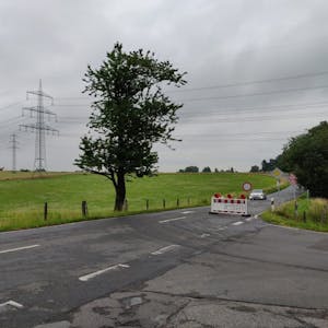 Am Montag ist die Landesstraße 359 Richtung Witzhelden hinter der Einmündung nach St. Heribert gesperrt worden. Die Umleitungen sind mit U10 und U20 beschildert.