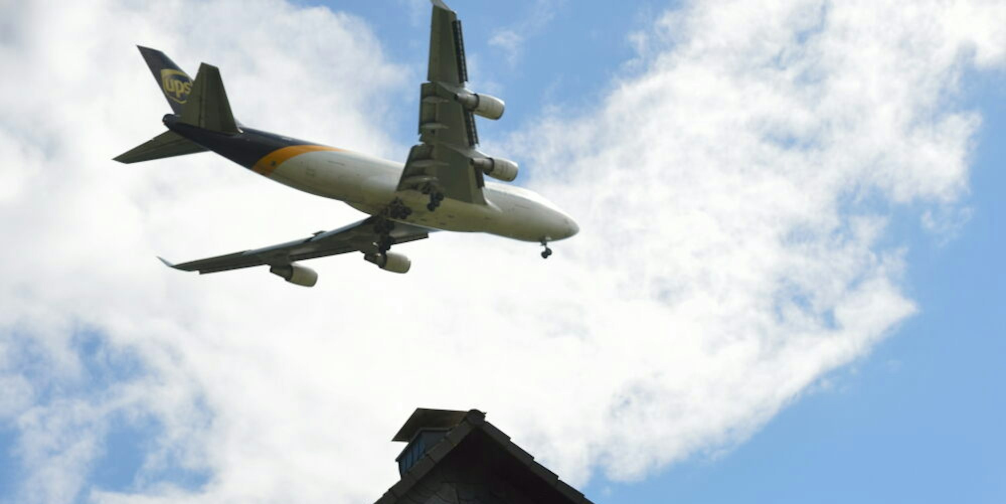 Je nach Flugzeugtyp kommen die Maschinen viel näher als gewünscht an Häuser in Kleineichen und Forsbach heran.