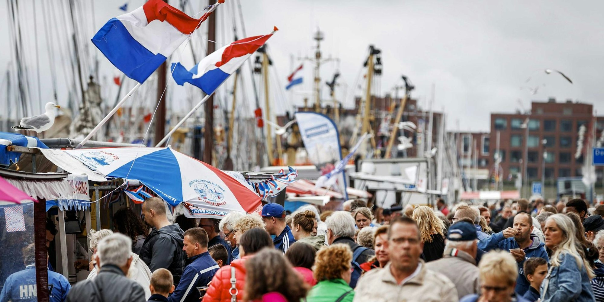 Menschen sind im niederländischen Scheveningen unterwegs