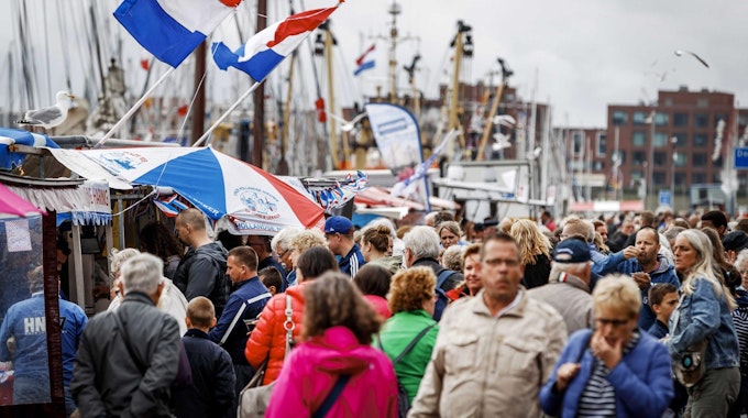 Menschen sind im niederländischen Scheveningen unterwegs