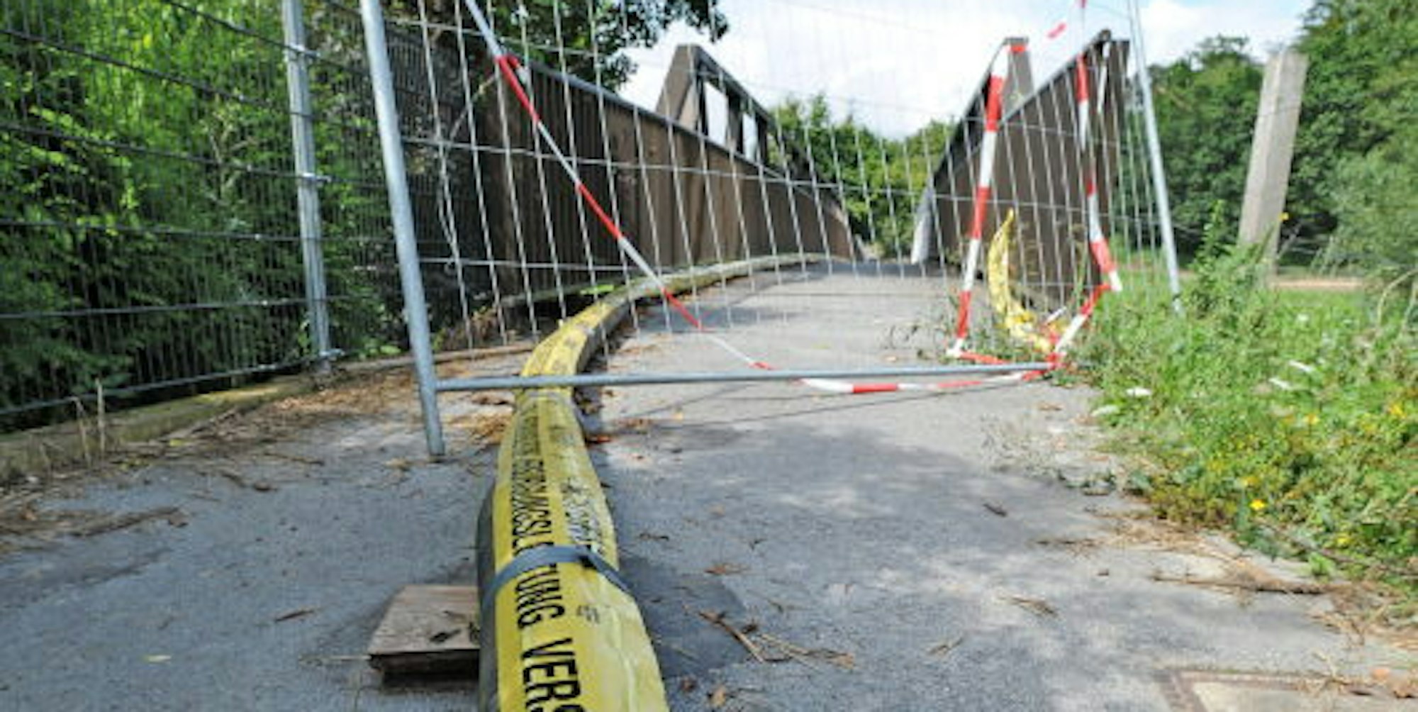 Das Kabel, das provisorisch über die „Juckelbrücke“ gelegt worden ist, wird am Montag verlegt. Dafür muss der Strom abgestellt werden. Auch das zerstörte Geländer wird repariert.