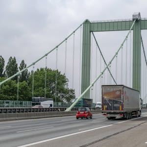 Seit 1994 ist die Rodenkirchener Brücke sechsspurig. Nun soll sie erweitert werden oder einem Neubau weichen.
