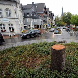 Von dem Kirschbaum in der Mitte des Kreisverkehrs an der Kirchstraße ist nur der Stumpf übrig geblieben.
