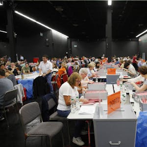 Handarbeit: In einer Messehalle wurden am Sonntag die per Briefwahl abgegebenen Stimmen ausgezählt. Immer mehr Kölner wählen auf diesem Weg. 