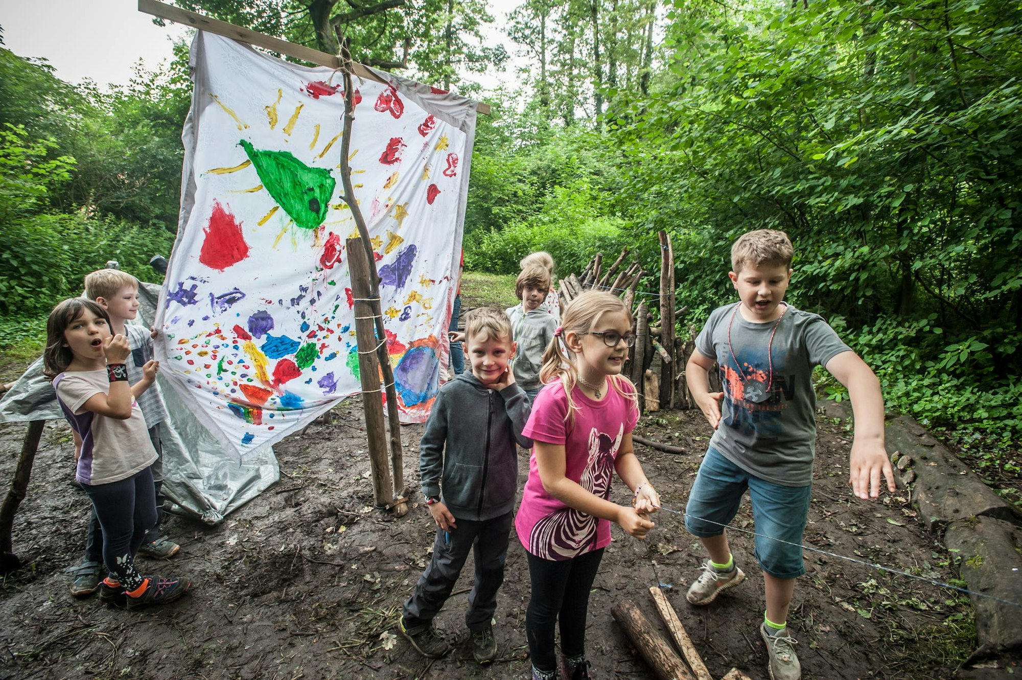 Kinder spielen im Naturgut Ophoven.