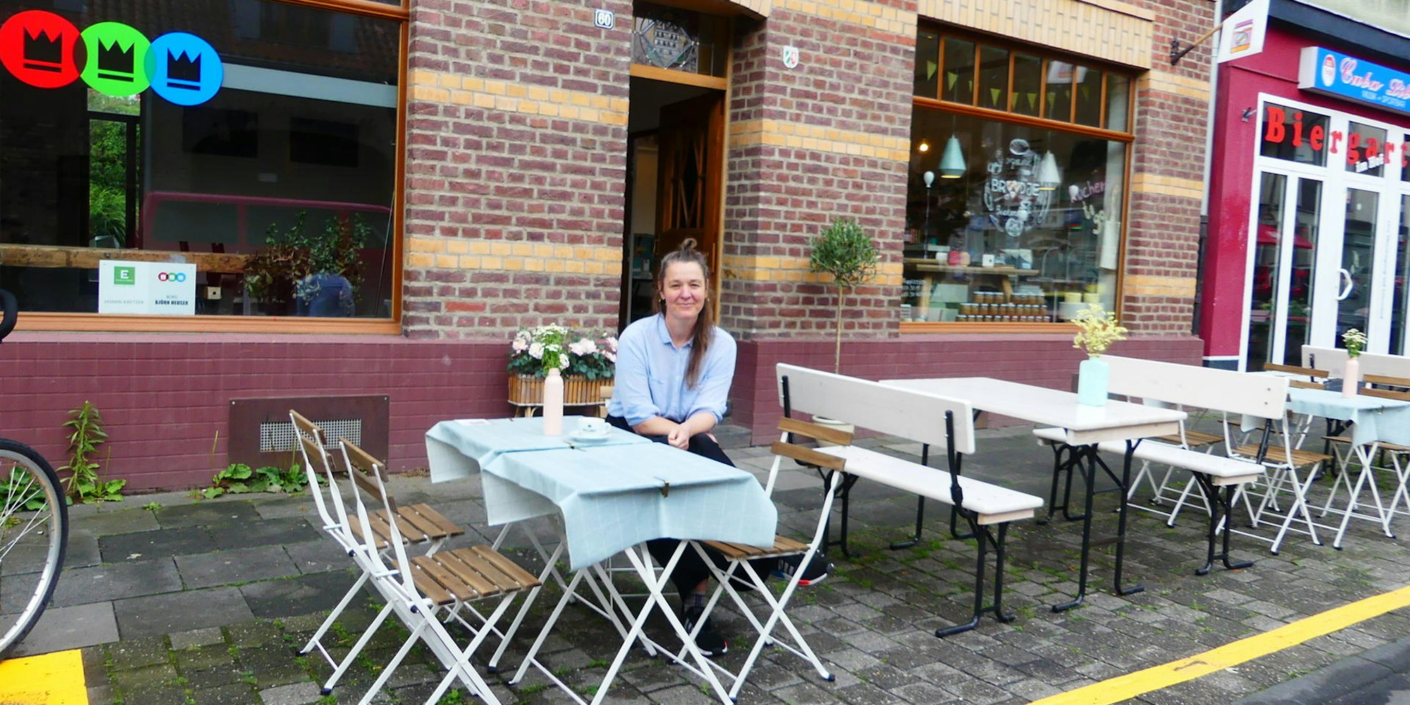 Patricia Heimken vor ihrem neuen Café Broodje in Bickendorf.