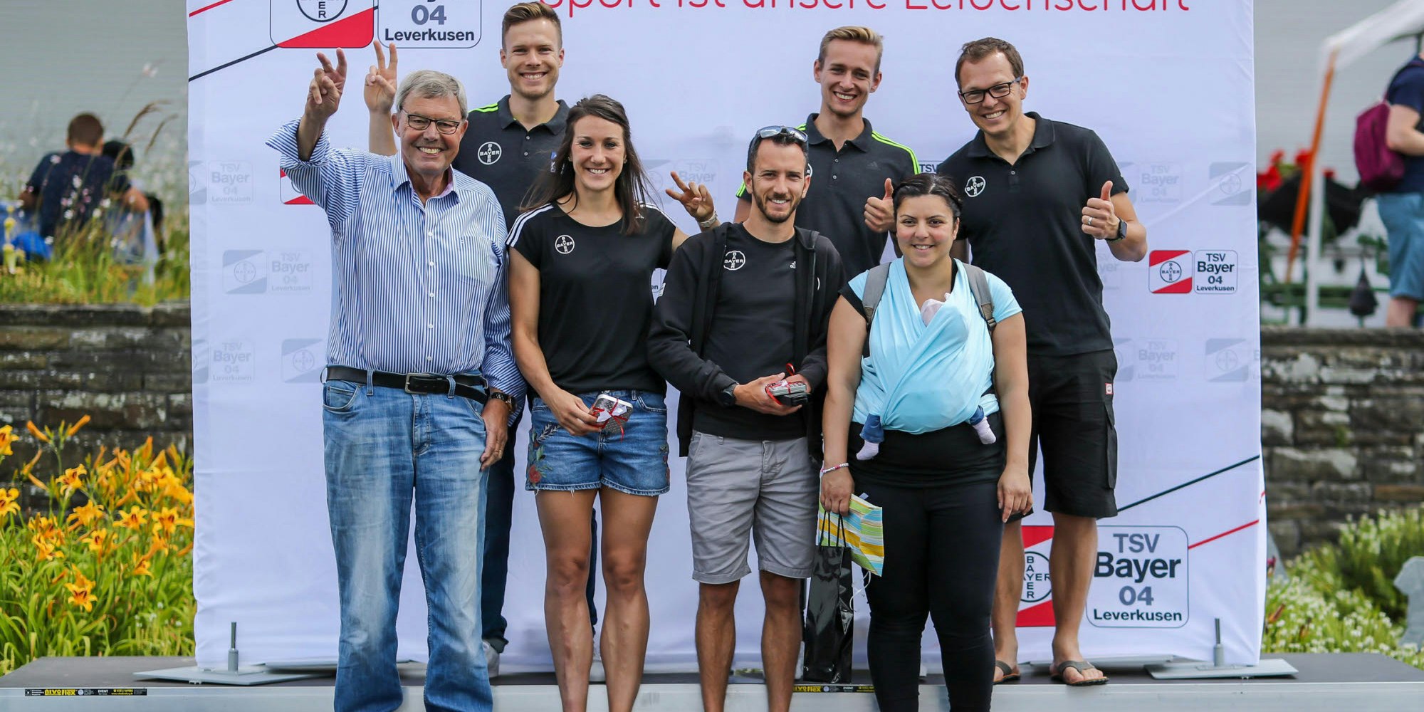 Ausgezeichnet: TSV-Vorsitzender Klaus Beck mit den Para-Sportlern Markus Rehm, Irmgard Bensusan, Johannes Bessell und Johannes Floors sowie den Trainern Sara Grädtke und Matthias Esser (v.l.).