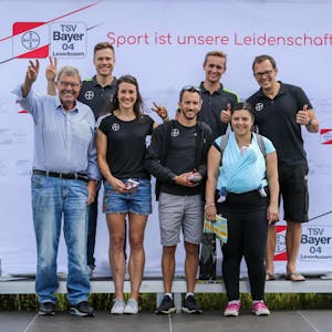 Ausgezeichnet: TSV-Vorsitzender Klaus Beck mit den Para-Sportlern Markus Rehm, Irmgard Bensusan, Johannes Bessell und Johannes Floors sowie den Trainern Sara Grädtke und Matthias Esser (v.l.).