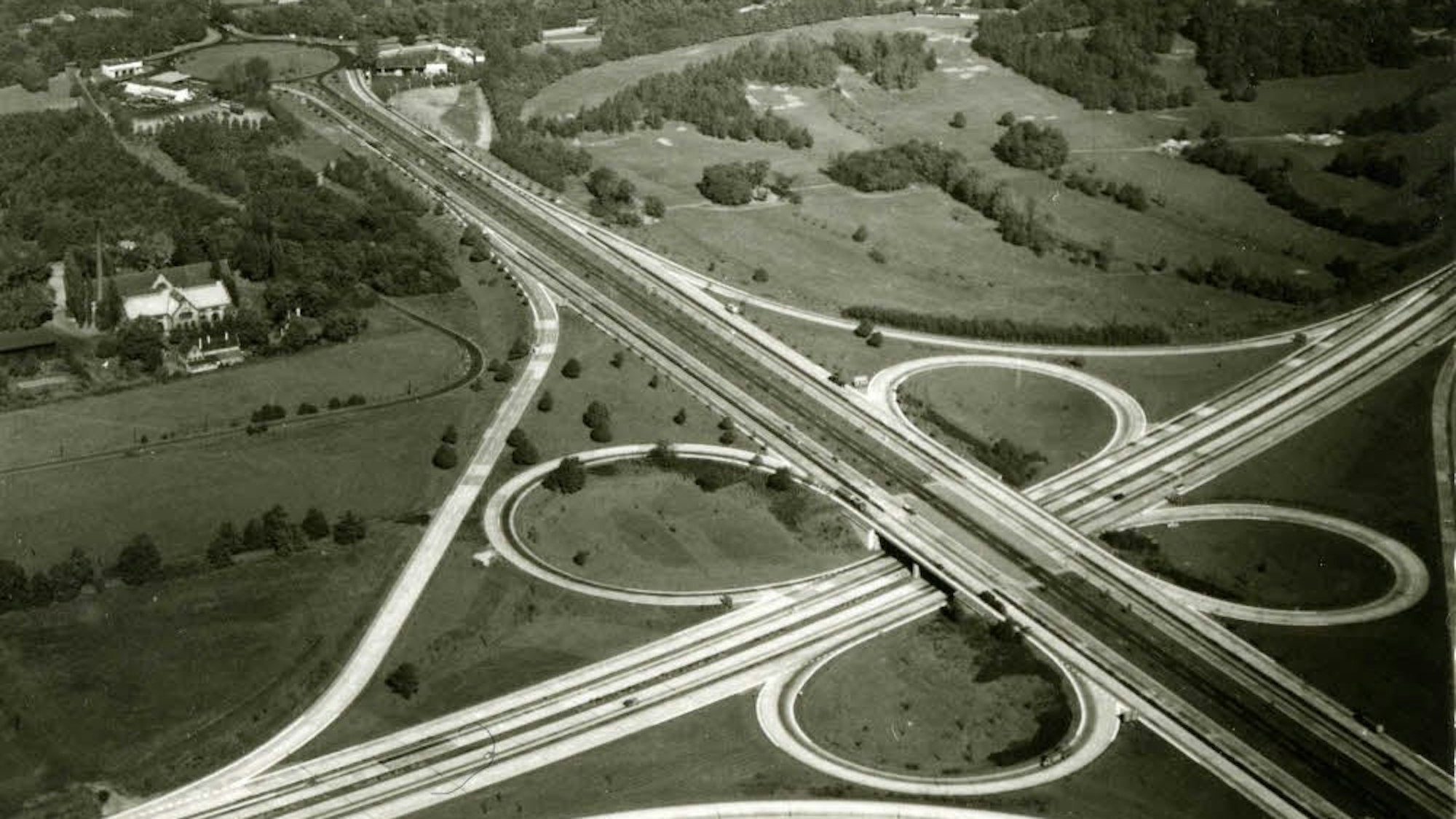 So sah der nördliche Teil der A 555 Anfang der 1960er Jahre aus: In die Autobahn war eine Landstraße eingebettet, auch am Kreuz Köln-Süd.