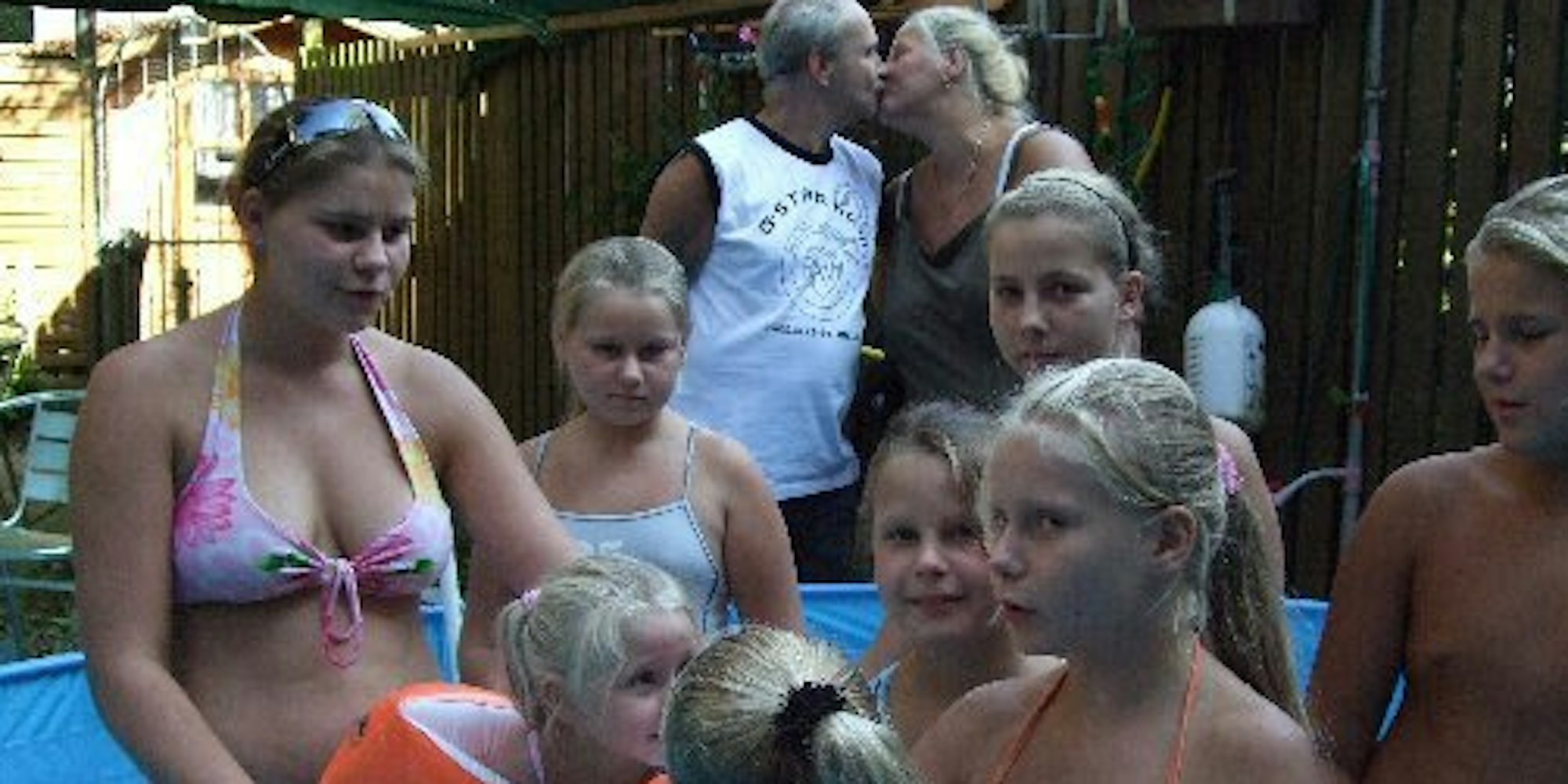 Küsschen, Küsschen: So schön soll es bald auf der Hochzeitsreise in Dubai sein: Mama Silvia und Papa Dieter schwer verliebt, und die Wollny-Rasselbande amüsiert sich im Pool.