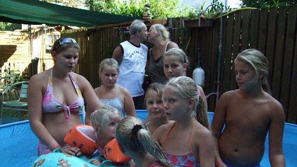 Küsschen, Küsschen: So schön soll es bald auf der Hochzeitsreise in Dubai sein: Mama Silvia und Papa Dieter schwer verliebt, und die Wollny-Rasselbande amüsiert sich im Pool.