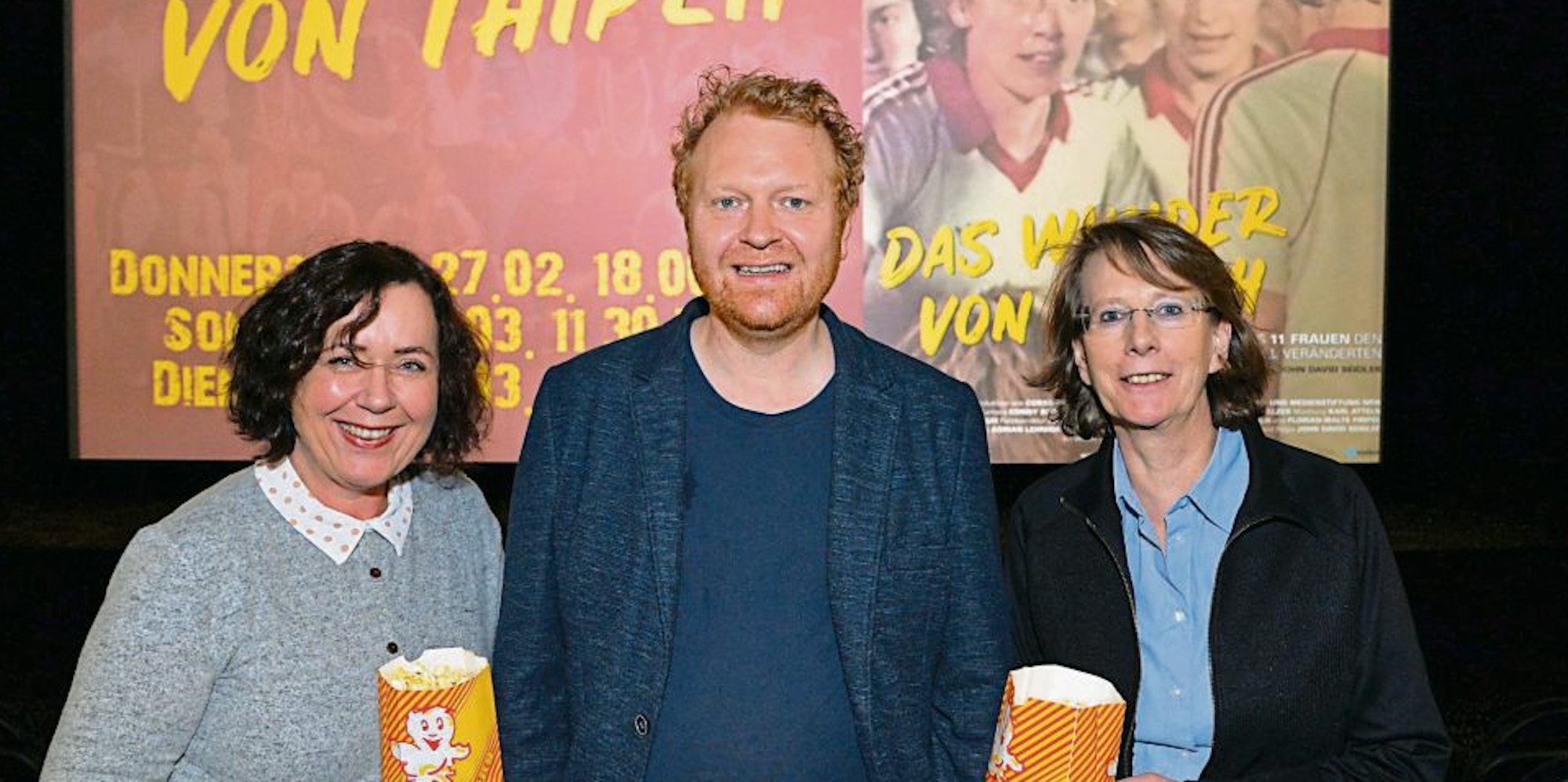 Judith Klaßen, Gleichstellungsbeauftragte der Stadt Bergisch Gladbach (rechts), Regisseur John David Seidler und Ute Berzbach vom Cineplex in Bensberg freuen sich auf die Ausstrahlung des Dokumentarfilms ab dem 27. Februar.