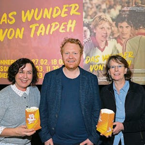 Judith Klaßen, Gleichstellungsbeauftragte der Stadt Bergisch Gladbach (rechts), Regisseur John David Seidler und Ute Berzbach vom Cineplex in Bensberg freuen sich auf die Ausstrahlung des Dokumentarfilms ab dem 27. Februar.