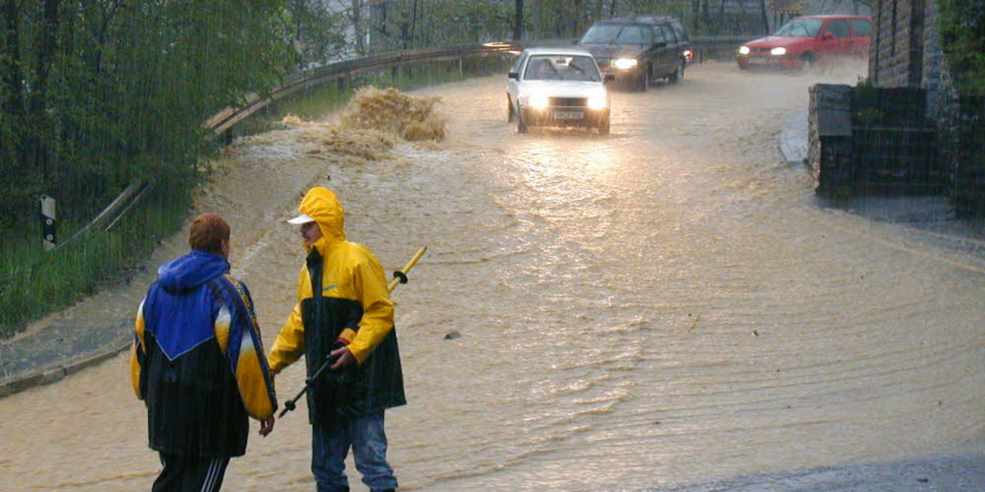 Am 3. Mai 2001 liefen Wassermassen von den Hängen herab und überfluteten  die Flusstäler. Bielstein gehörte zu den besonders schwer getroffenen Ortschaften. Diese Bilder entstanden an der Einmündung der Bantenberger auf die Bielsteiner Straße.