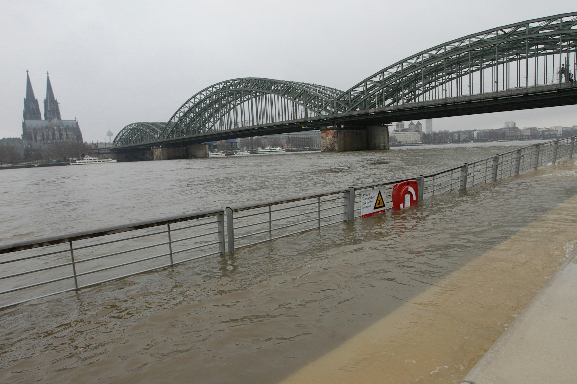 Hochwasser Köln Rheinboulevard