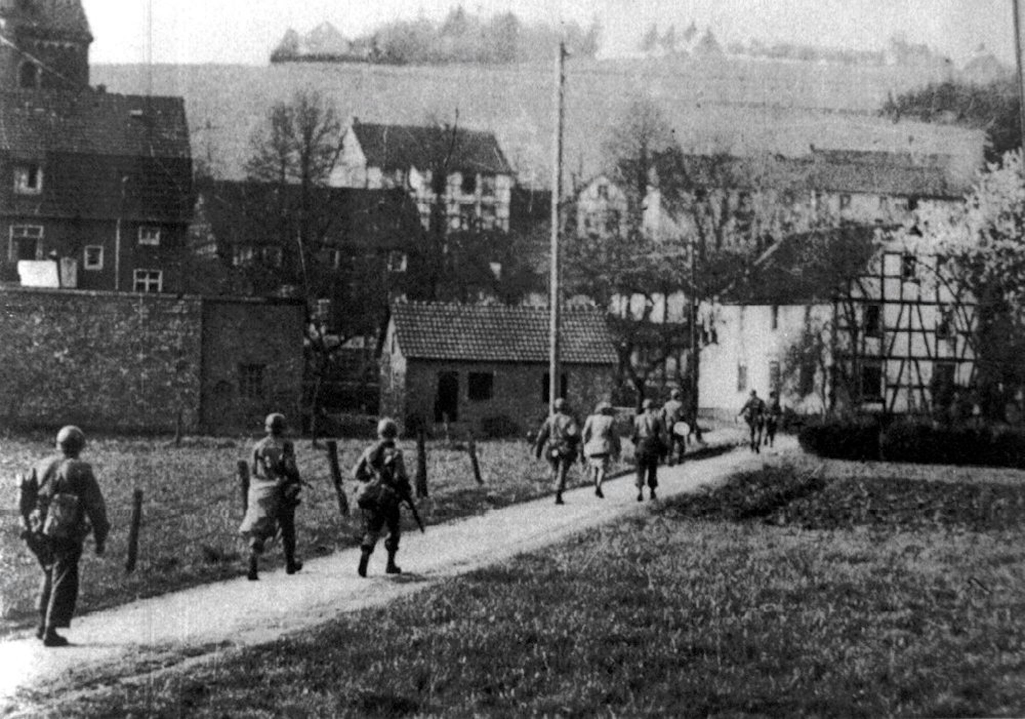 Damit war der Krieg zu Ende: Amerikanische Truppen beim Einmarsch in den damals noch zu Bensberg gehörenden Kirchort Immekeppel im Sülztal am 13. April 1945.