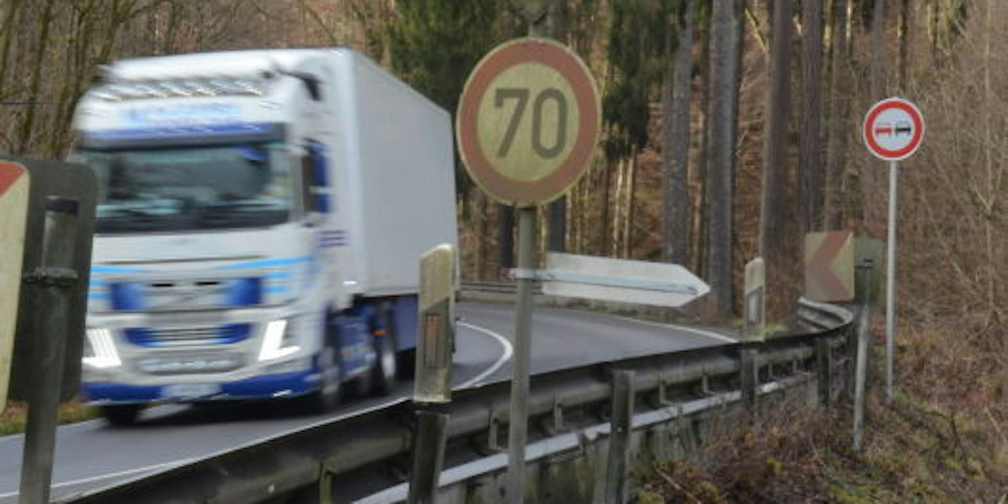 Tempo 70 gilt auf der B 478 im Rhein-Sieg-Kreis ebenso wie Überholverbot.