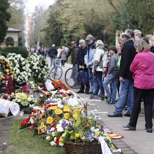 Ein Meer von Kränzen und Blumengestecken für Guido Westerwelle. Am Sonntag kamen viele Menschen zu seinem Grab.