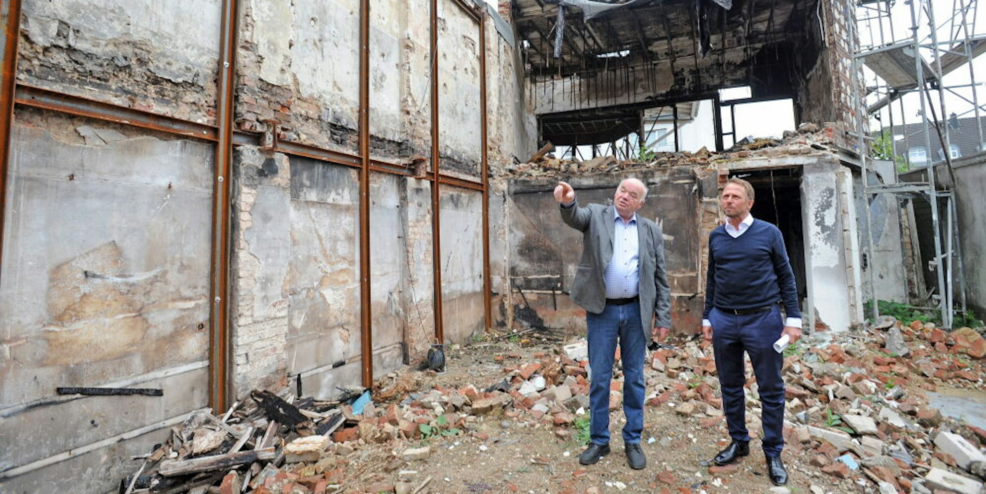 Johannes Krämer und Uwe Richrath auf dem Grundstück der abgerissenen Brandruine.