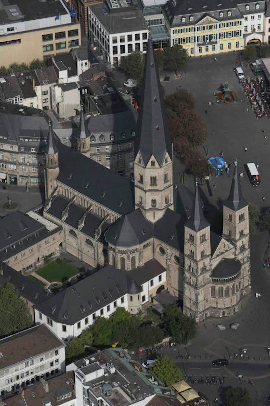 Prachtbau: Das Bonner Münster ist das Herz der Stadt. Die katholische Kirche in der Bundesstadt wird nun von einem Finanzskandal erschüttert.