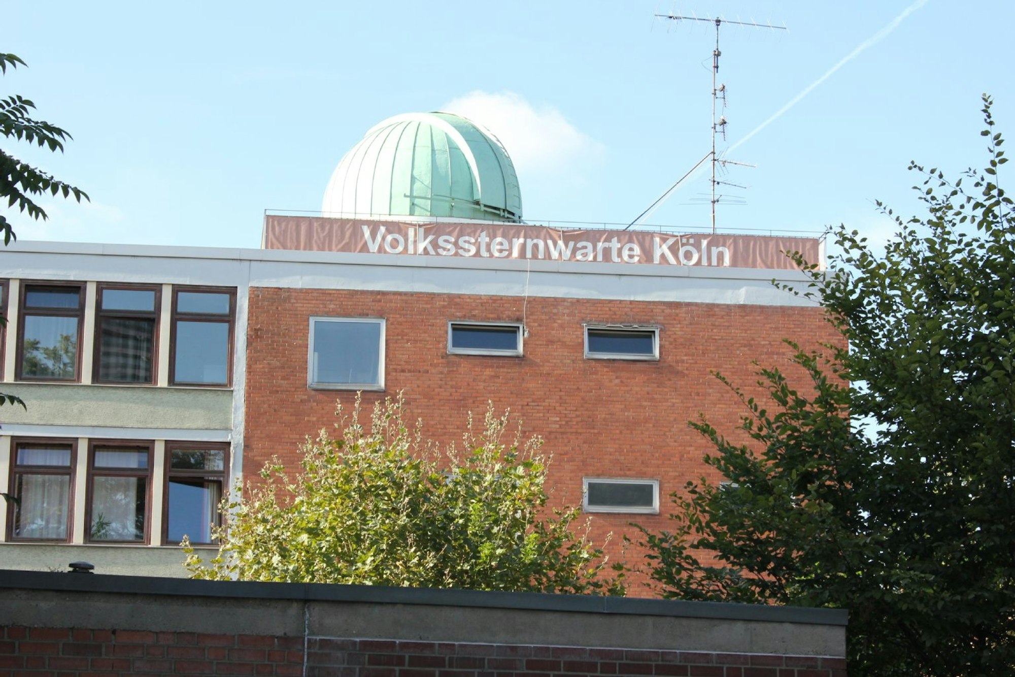 Auf dem Dach des Schiller-Gymnasiums betreibt die Vereinigung der Sternfreunde Köln die Volkssternwarte. 