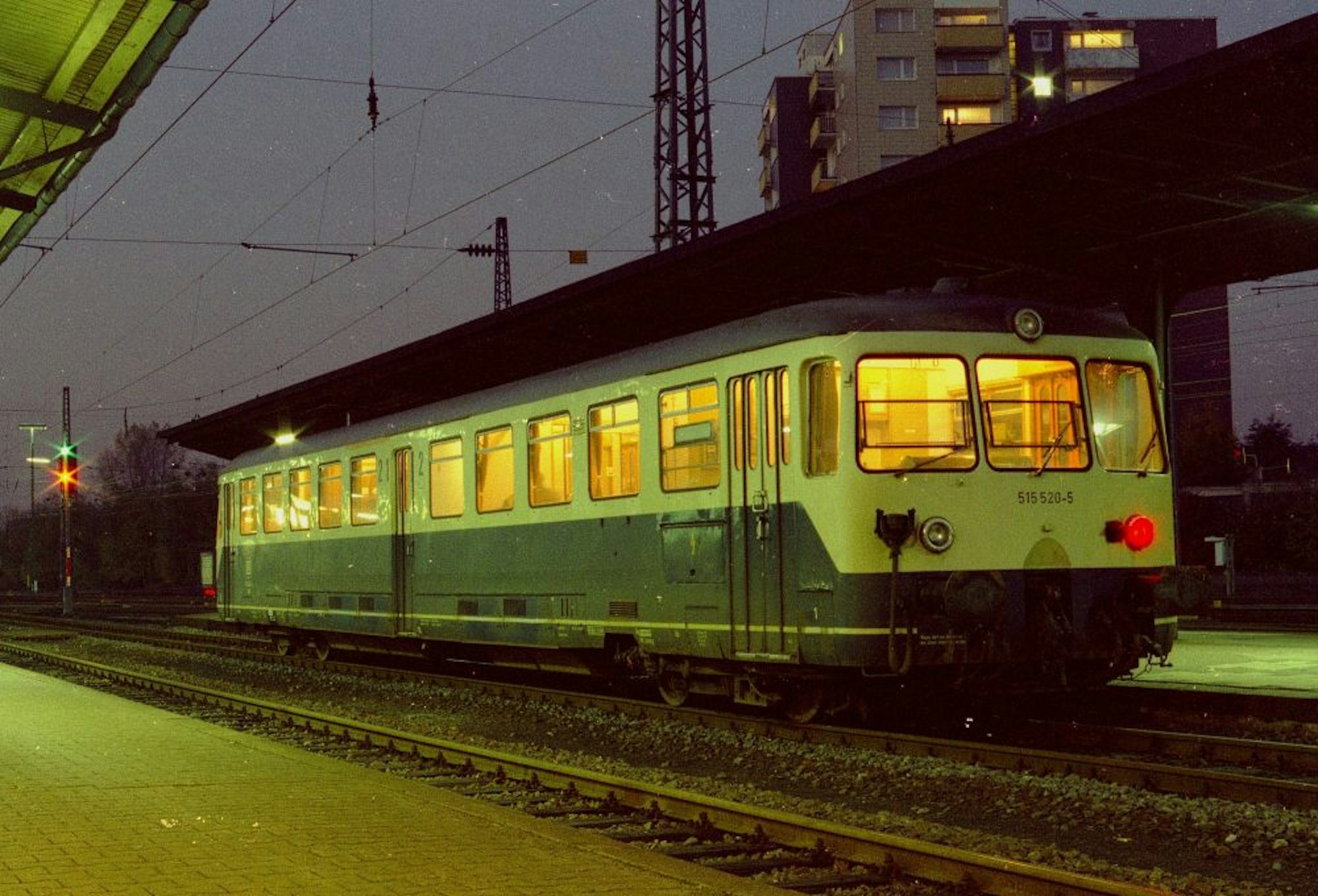 Ein NT 6129 abends im Jahr 1988 in Opladen abgelichtet.