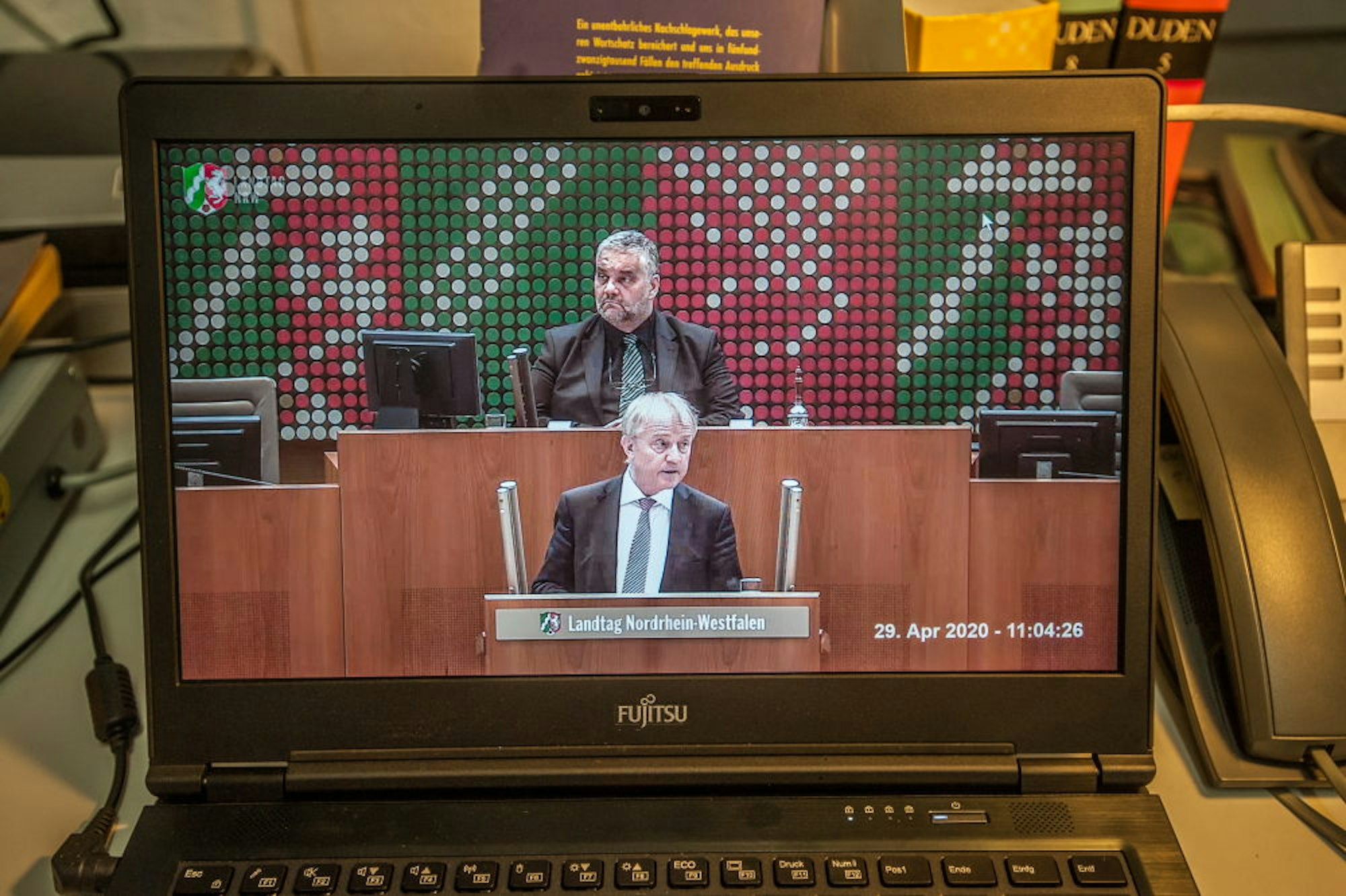 Rüdiger Scholz am Rednerpult im Landtag - die Sitzung wurde im Internet übertragen: Der CDU-Mann hält die Kündigung des Vertrags mit Porr für richtig.