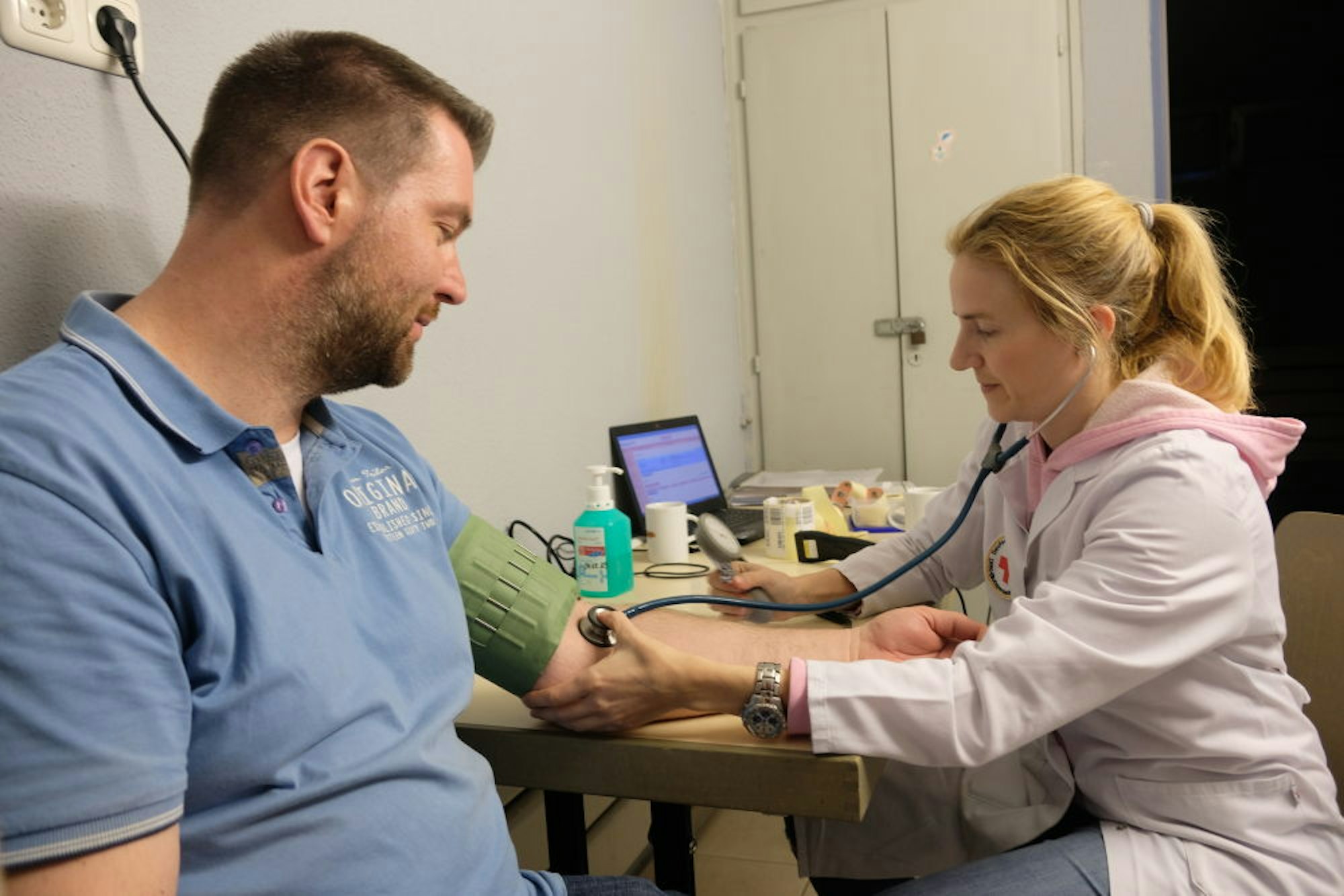 Erfahrener Spender: Marko Farken lässt sich von Ärztin Nadine Kremer nach dem Anamnese-Gespräch den Blutdruck messen .