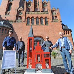 Detlev Prößdorf (v.l.), Ulrich Bornewasser, Manfred Buch und Peter Seiffert präsentieren die Christuskirche für den Müll.