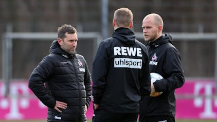 Das FC-Trainerteam mit André Pawlak, Kevin McKenna und René Wagner bespricht sich.