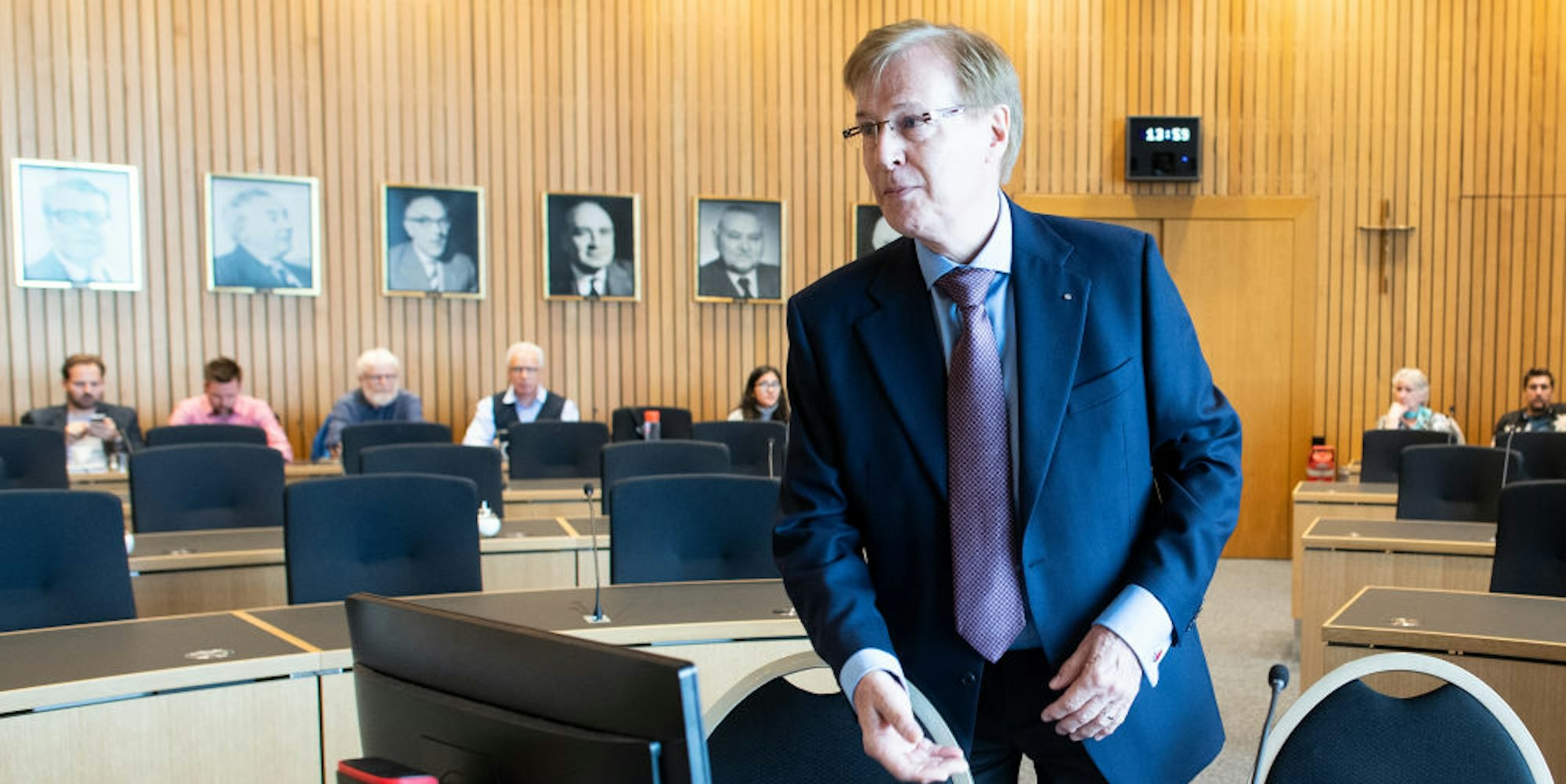 Im Kreuzfeuer: Als NRW-Justizminister steht Peter Biesenbach nun selbst im Fokus eines Untersuchungsausschusses.