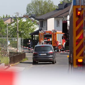 Die Feuerwehr sperrte die Steinschönauer Straße ab. Gegen 11.30 Uhr war der Einsatz beendet.