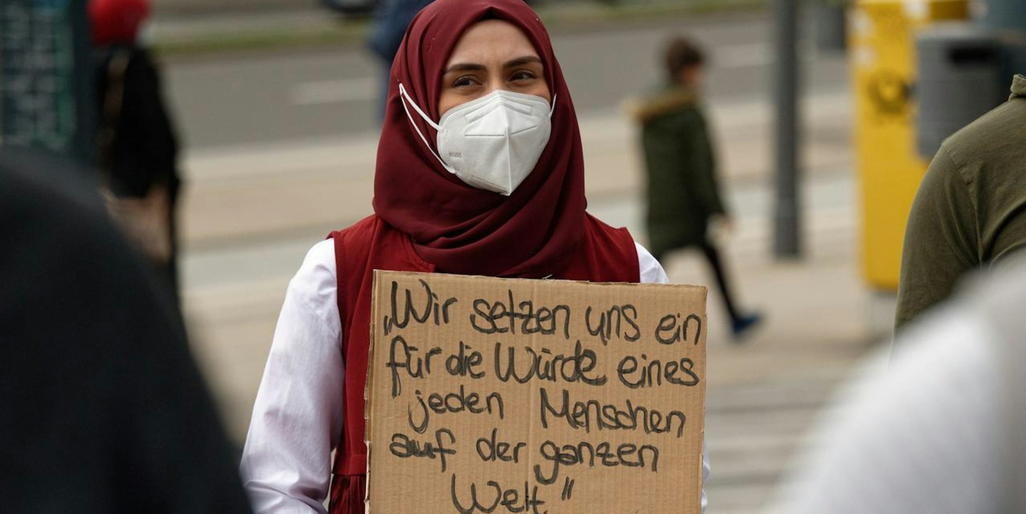 Eine Teilnehmerin einer Kundgebung gegen Hass und Widererstarken von Antisemitismus in Solingen