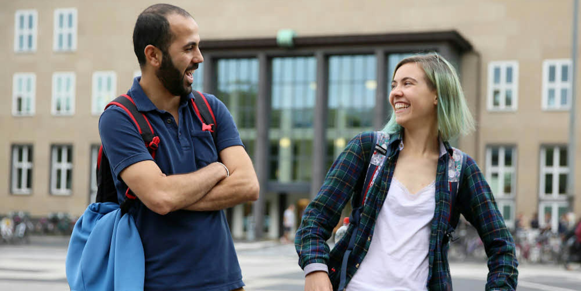 Hussein Dirani und Helle Groß-Stoltenberg erkunden das Uni-Viertel.